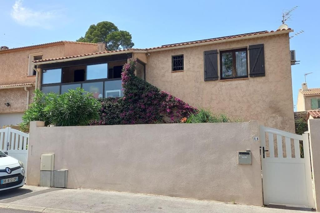 Appartement En Rez De Jardin Et Terrasse Ds Villa Hyeres Exterior photo
