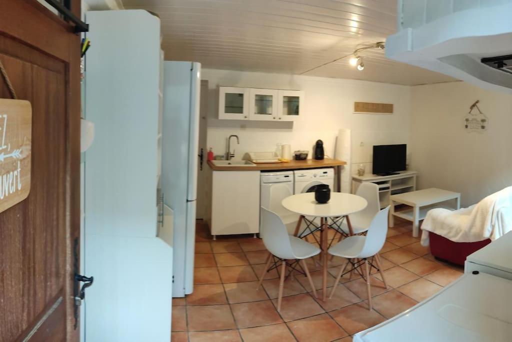 Appartement En Rez De Jardin Et Terrasse Ds Villa Hyeres Exterior photo