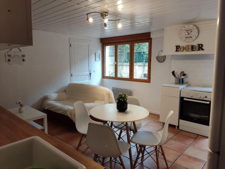 Appartement En Rez De Jardin Et Terrasse Ds Villa Hyeres Exterior photo